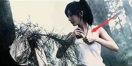 杨幂在《孤岛惊魂》中,把藏宝图藏在胸口,居然没有丢失,也没有被人