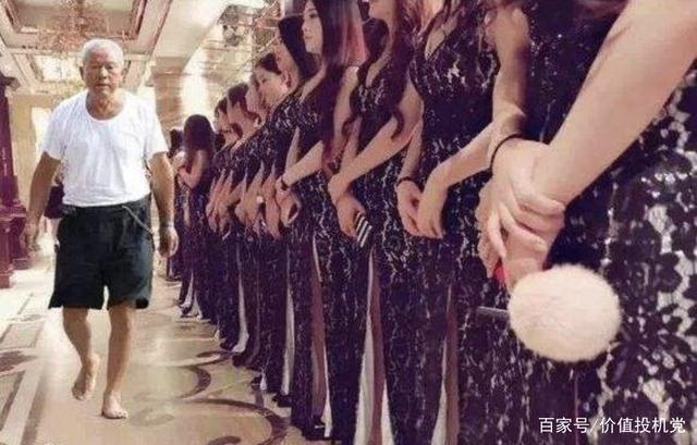 面对股票大跌,为何有人关灯吃面,有人会所嫩模?