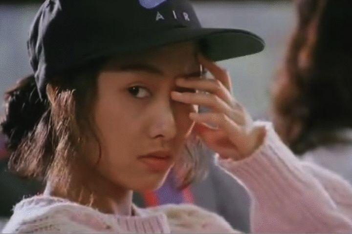 除此之外,在1993年的《逃学威龙3》里梅艳芳还穿了性感撩人的露肩装