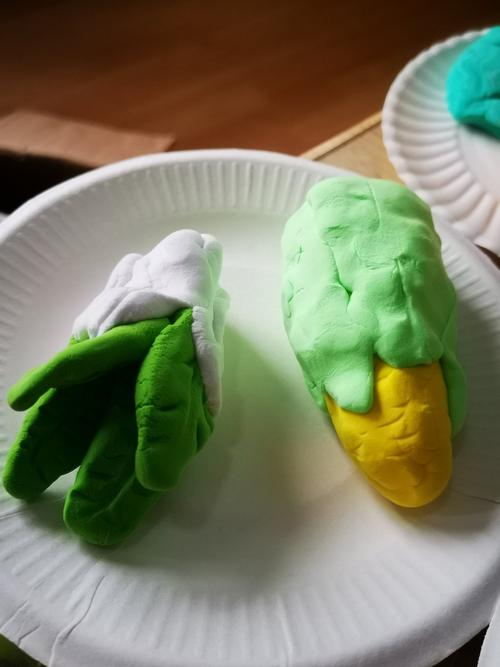 大五班田园课程美术活动《有趣的彩泥蔬菜》