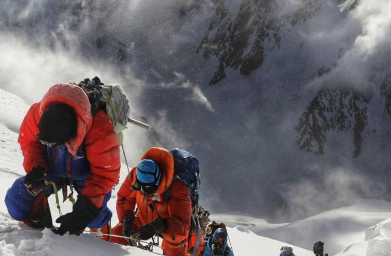 珠峰上著名的遇难者绿靴子已长眠20多年为何无人将他搬下山