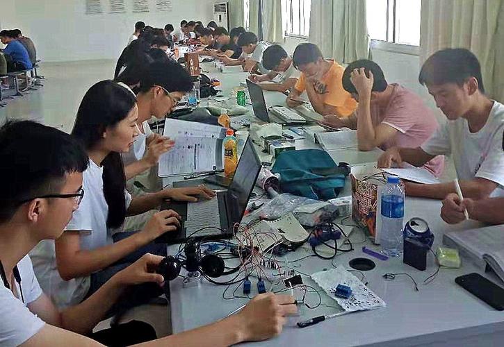 专业实践课堂中学生在进行研究性实践学习