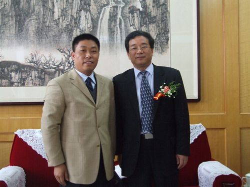 公司营销总监田居耀与慧聪网总裁郭凡生合影