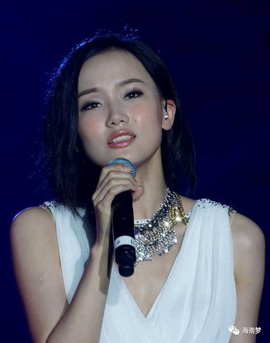 黄龄,1987年2月13日出生于上海市,中国内地流行乐女歌手,戏剧演员.