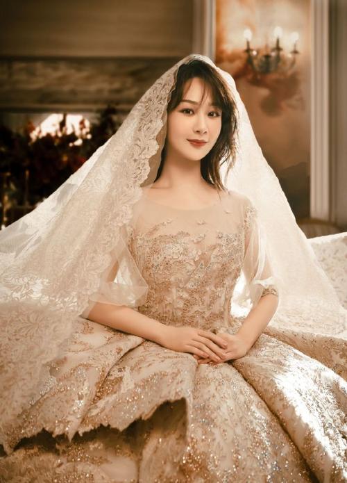 杨紫婚纱造型出炉,温婉甜美,童颜夫妇世纪婚礼来袭,选