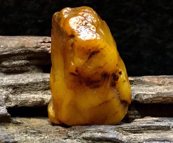 寿山田黄石 中坂田黄石黄金黄萝卜丝纹白田黄石品种鉴