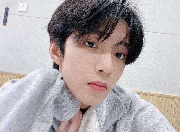 男网红盗用刘耀文照片还在脖子上p草莓被揭穿态度卑劣