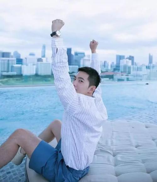 杨洋最新照片寸头清爽帅气目光温柔看到乔欣你是认真的吗