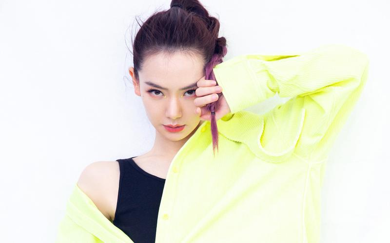 戚薇元气性感写真图片桌面壁纸