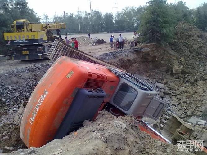 挖掘机在工地上出现事故相关论坛热帖
