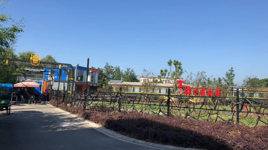 绿皮火车在田园-幸福村幸福田园火车主题文化餐厅