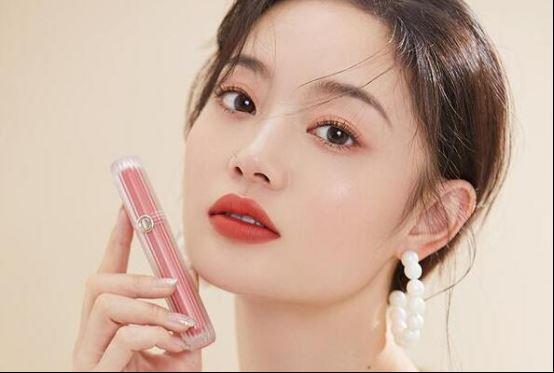 小红书十大美妆博主 李佳琦骆王宇上榜,她被称为"大哥