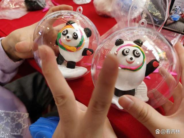 长春800余名小学生亲自动手制作自己的冰墩墩