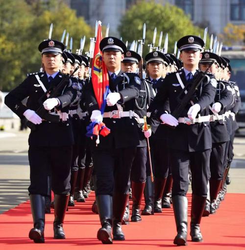 致敬警察节:南昌特警用坚守向警旗敬礼!