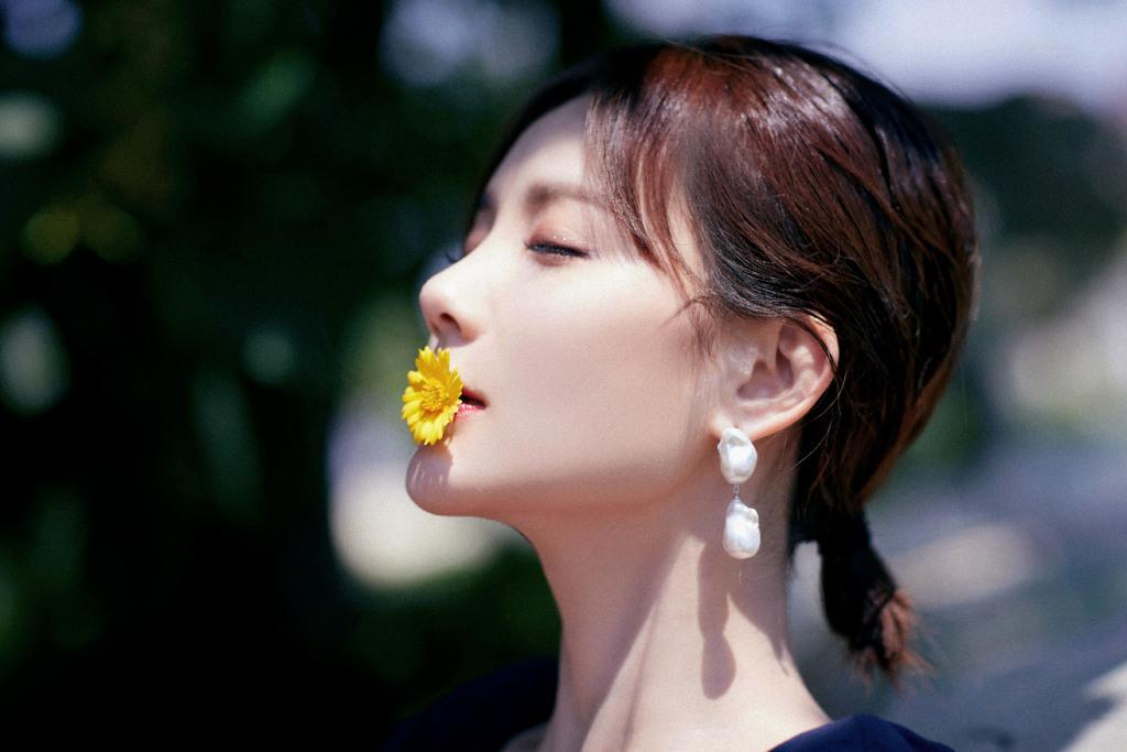 分享一组李一桐图片给大家,图中的明星图片壁纸会点缀你的电脑桌面