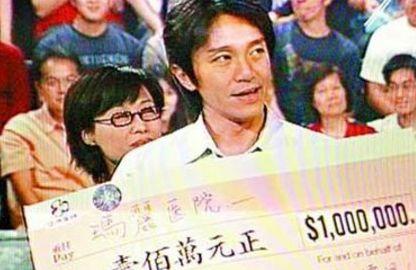 周星驰自掏腰包捐献30多间放映室和物质,并且捐助了100多所周星星小学