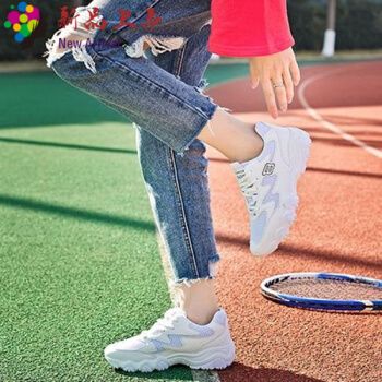 qq女生穿白球鞋的头像