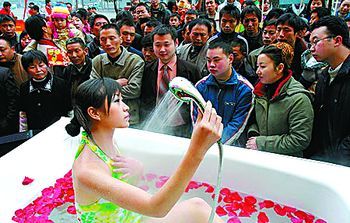 美女当街洗澡.(资料图片)