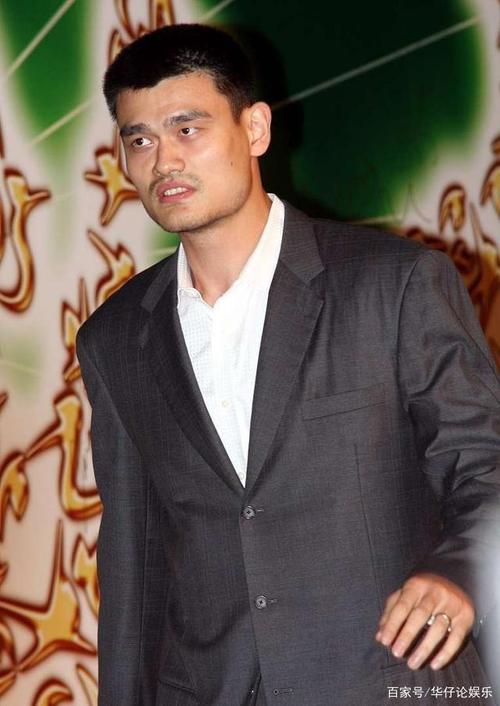 那时候,姚明还很年轻,很涩