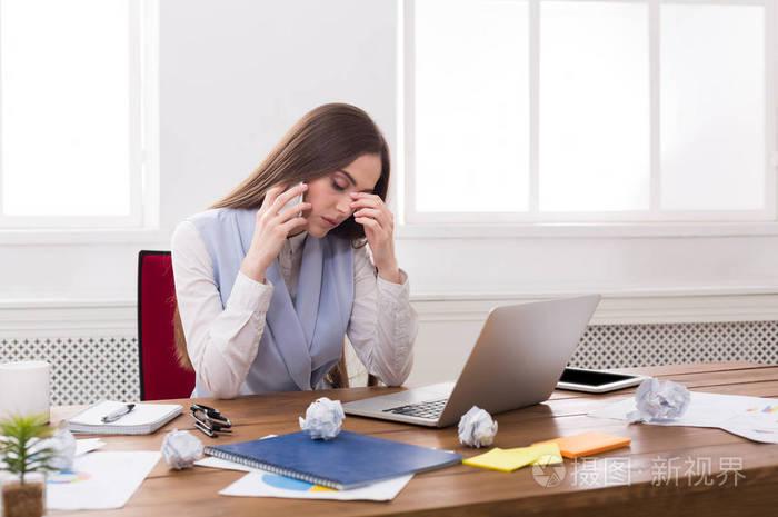 累了的商业女性在办公室副本空间