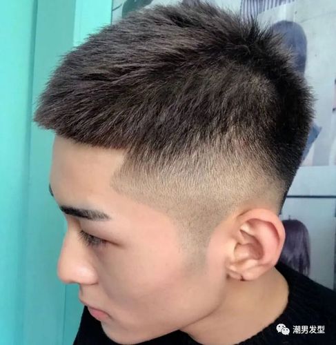 喜欢留刘海发型的男生先别剪锅盖头发型,可以试试这款两边铲短盖头
