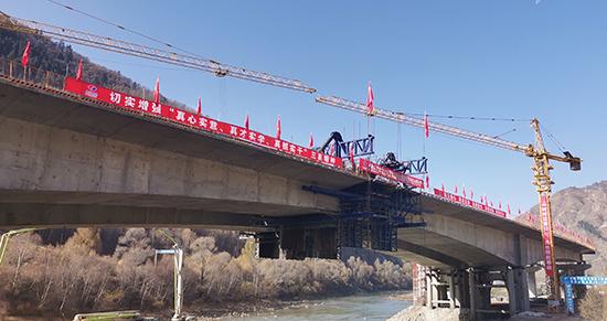 桥梁全长476米,主跨105米,共有2联大跨度变截面连续梁