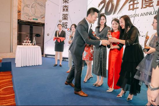 姜总还表示:"不仅是现在的100万,我们未来要1000万1个亿的回馈奖励!