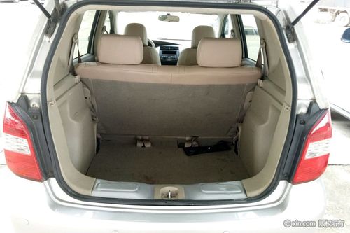 日产骊威后备箱