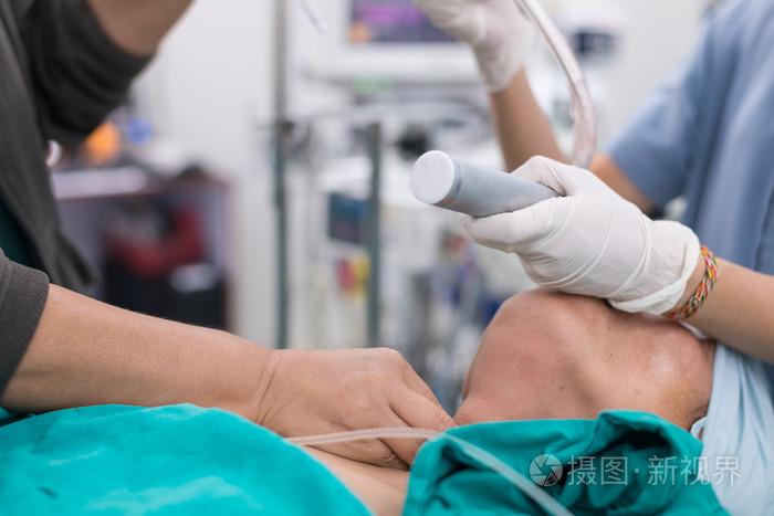 插入双腔气管插管