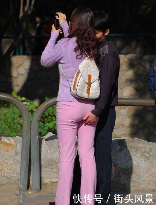 男子公园拍下一对情侣, 男子的动作真心有点辣眼睛!