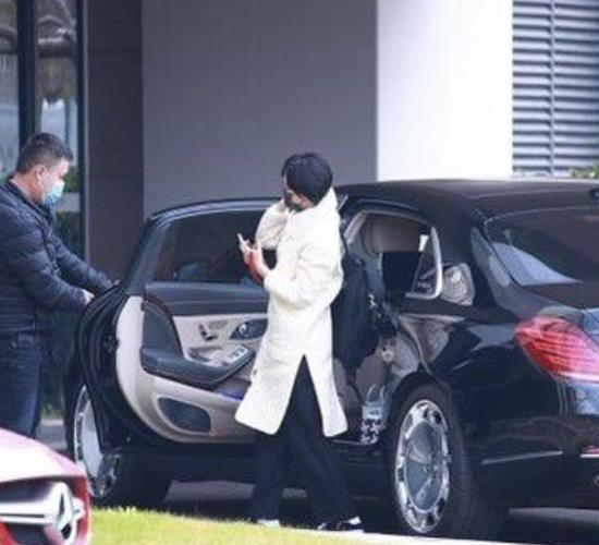 孙俪出门反差大司机开300万豪车送机她却穿长袍还拎个菜篮子