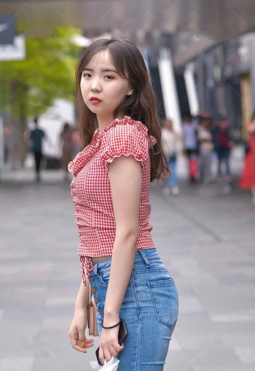 木耳边格子衫搭配蓝色破洞牛仔裤精神小妹的穿搭也能很好看