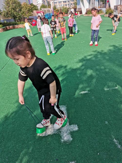 小班民间游戏《踩高跷》