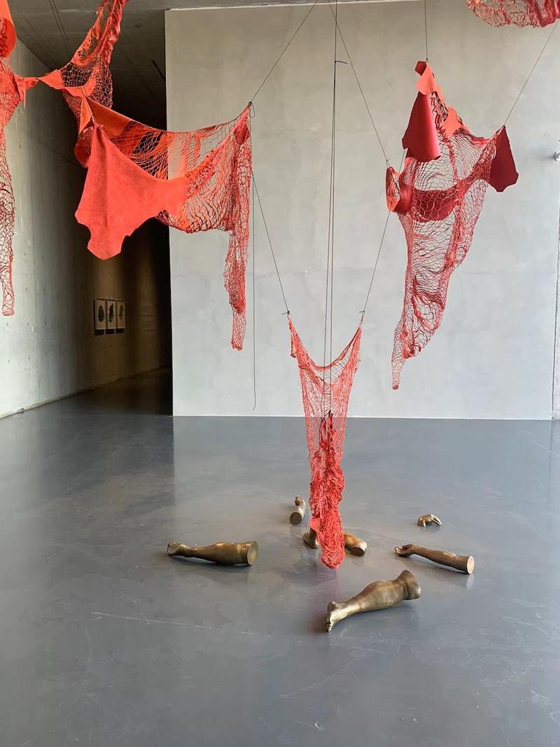 现场盐田千春个展巨型装置里颤动的灵魂