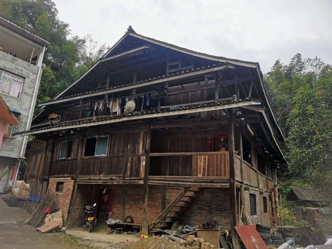 多是杉木结构的干栏式,一般建为上下两层,有的是三层.