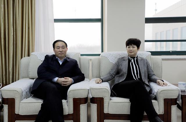 信阳市羊山新区管委会郭玉红主任一行到我校指导二期征地拆迁工作