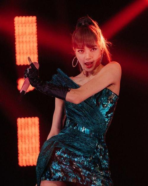 lisa最爱波点和碎花,身着小礼服青春洋溢,甜美可人!