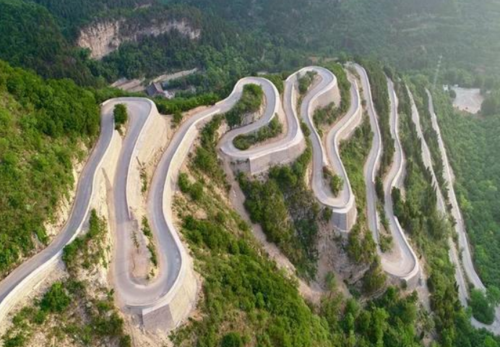 这条盘山公路火了!九曲十八弯,堪比秋名山