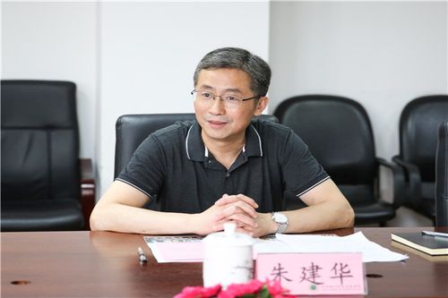 学院党委委员,副院长朱建华出席座谈在校企双方洽谈会上,朱建华副
