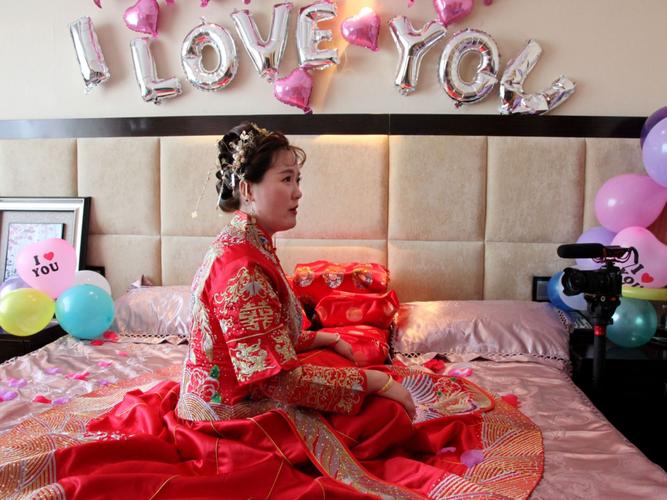 室内静悄悄的,新娘端庄的坐在床上.等候着新郎出现的那一刻