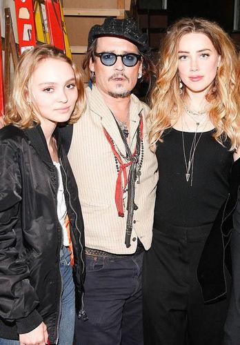 德普19岁模特女儿登杂志封面,上身仅挂一串珠子,身材太惹火