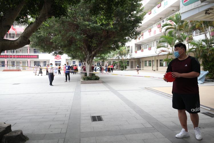 吴川市沿江小学学生返校及应对新冠肺炎疫情处置演练