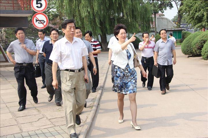 唐山市政府副秘书长董爱民,市教育局副局长李贵华,滦县县长方成毅,副