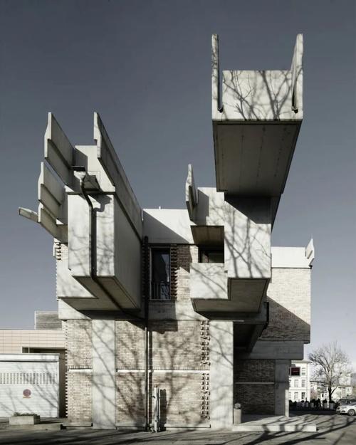 这些建造于1948年到1980年间的混凝土建筑,充满构成主义的