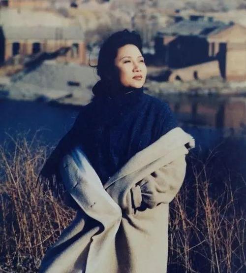 23年前那个青藏高原的原唱歌手李娜为何剪断青丝遁入佛门