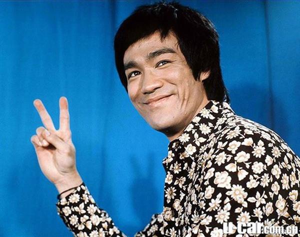 今天是李小龙生日 那我们就说说他与汽车的故事