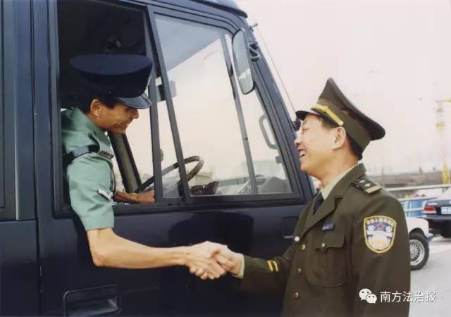 1997年7月1日零时零分,边防官兵注视着香港警察在中英街更换新警徽.