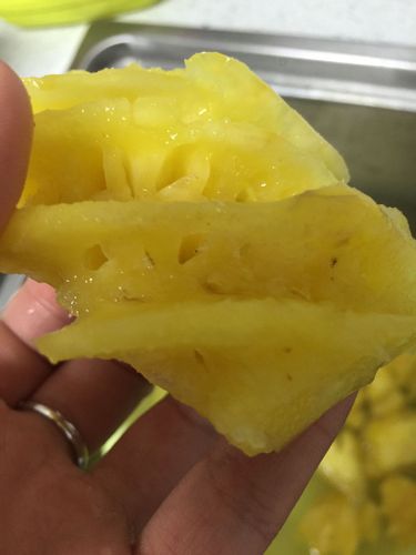 菠萝里面有这种白色黑点的东西还能吃么