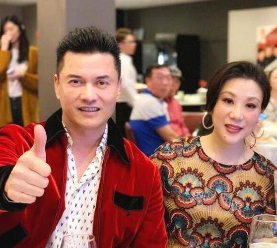 嫁给吕良伟之后,杨小娟在家相夫教子,她热心公益事业,常常以慈善企业
