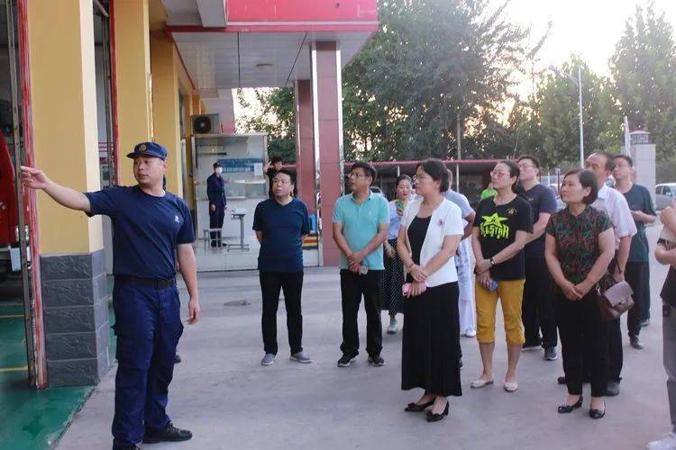 我区文广旅局到区消防救援大队参观学习并开展慰问演出活动